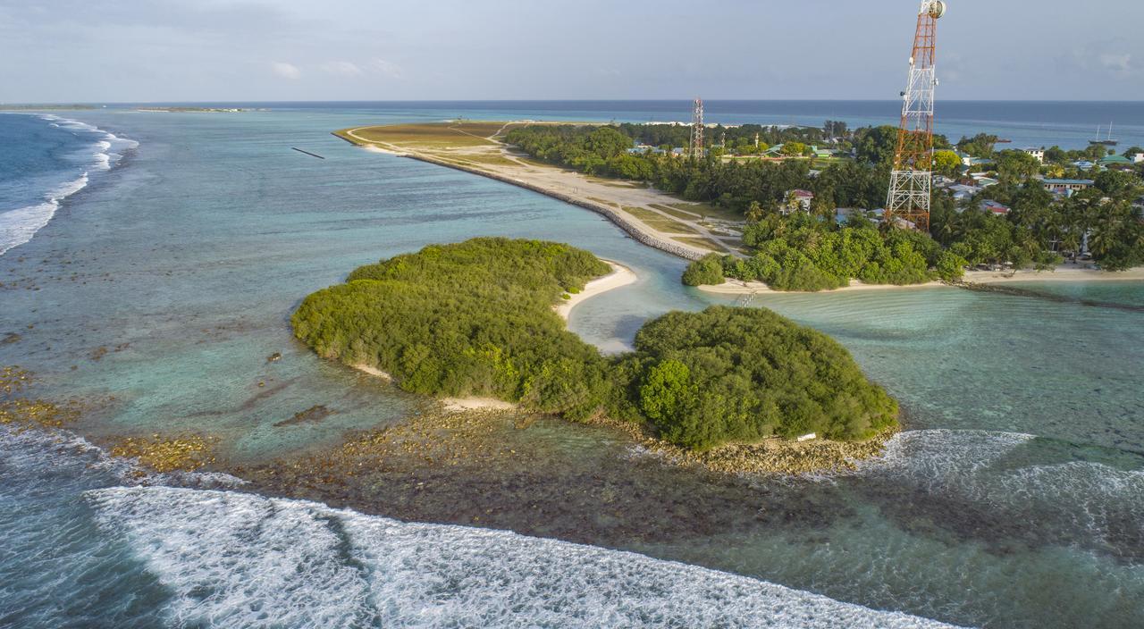 Hotel Reef Edge Thulusdhoo, Maldives Exterior foto